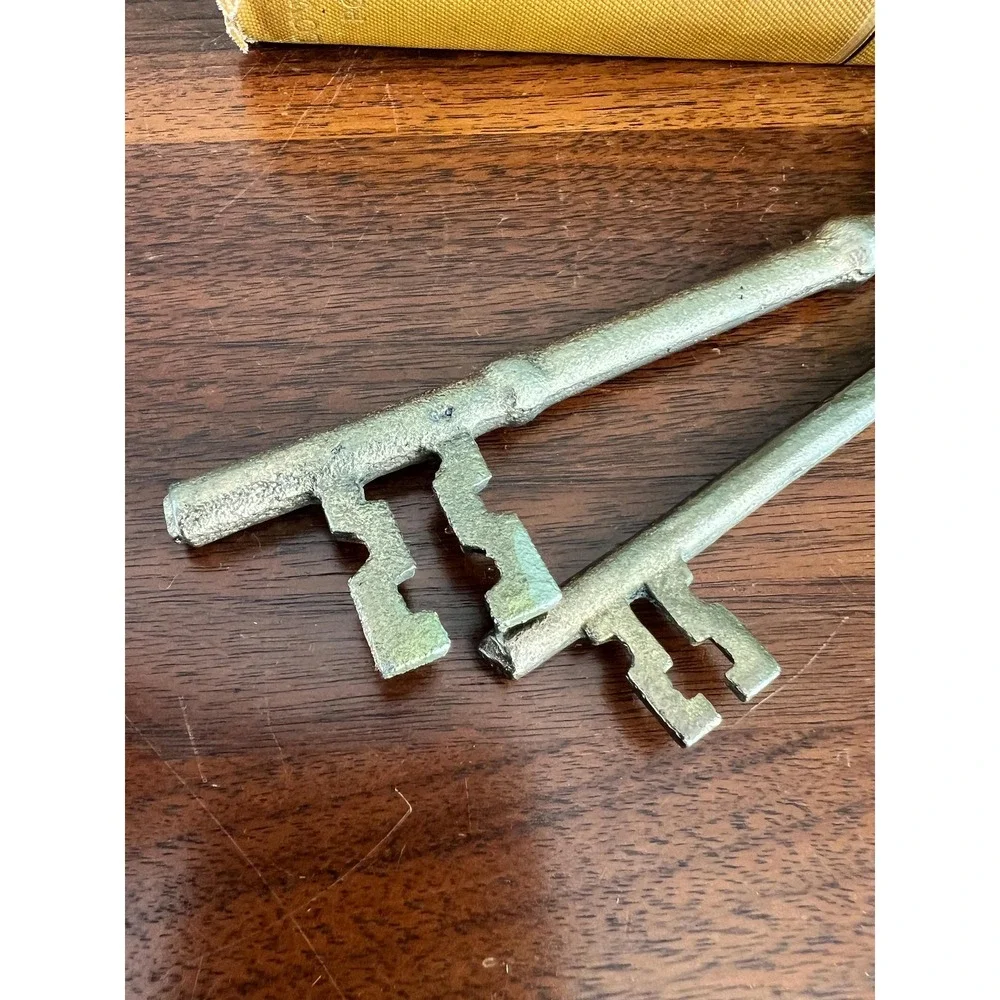 VTG MCM Metal Bronze Cast Iron Skeleton Key Wall Decor 5